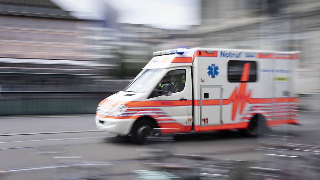 Die Ambulanz brachte den verletzten Rollerfahrer ins Spital. (Symbolbild)