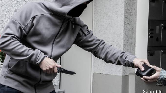 Mann mit Messer bedroht – Polizei sucht Zeugen