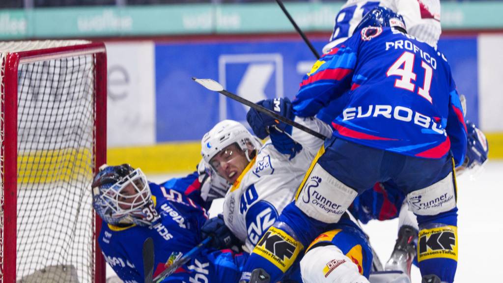 Unter Druck: Kloten mit Goalie Davide Fadani (li.) und Verteidiger Leandro Profico stemmen sich vergeblich gegen die nächste Heimniederlage gegen Zug