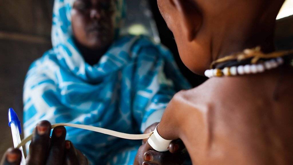 Den Menschen in der Krisenregion Darfur fehlt es praktisch an allem: Eine Pflegerin untersucht ein unterernährtes Kind in einem Spital. (Archiv)