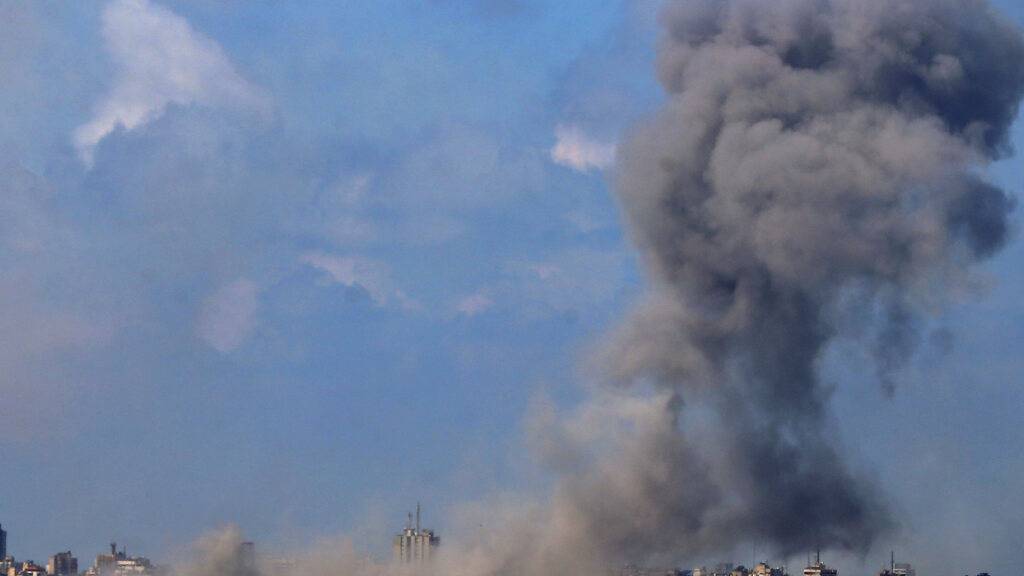 Rauch steigt nach mehreren israelischen Luftangriffen in Beirut auf. Foto: Marwan Naamani/dpa