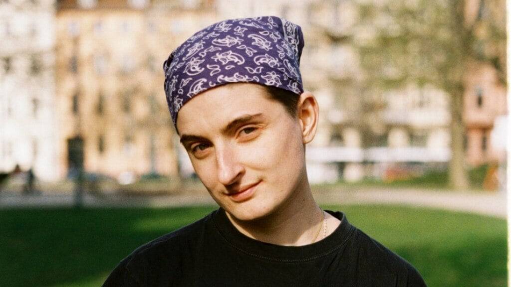 Kay Matter hat sich bis anhin mit Texten fürs Theater oder mit autofiktionalen Essays einen Namen gemacht. In Klagenfurt im Wettlesen um den Bachmann-Preis liest Matter eine Kurzgeschichte, die das Spannungsfeld von Verstecken und sich zu erkennen geben verhandelt.