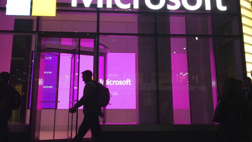 Der US-Softwarekonzern Microsoft hat bei der Bewertung an der Börse die Nase vorn. Microsoft hat Apple am Freitag erstmals seit Mitte 2020 wieder bei der Marktkapitalisierung überflügelt. (Archivbild)