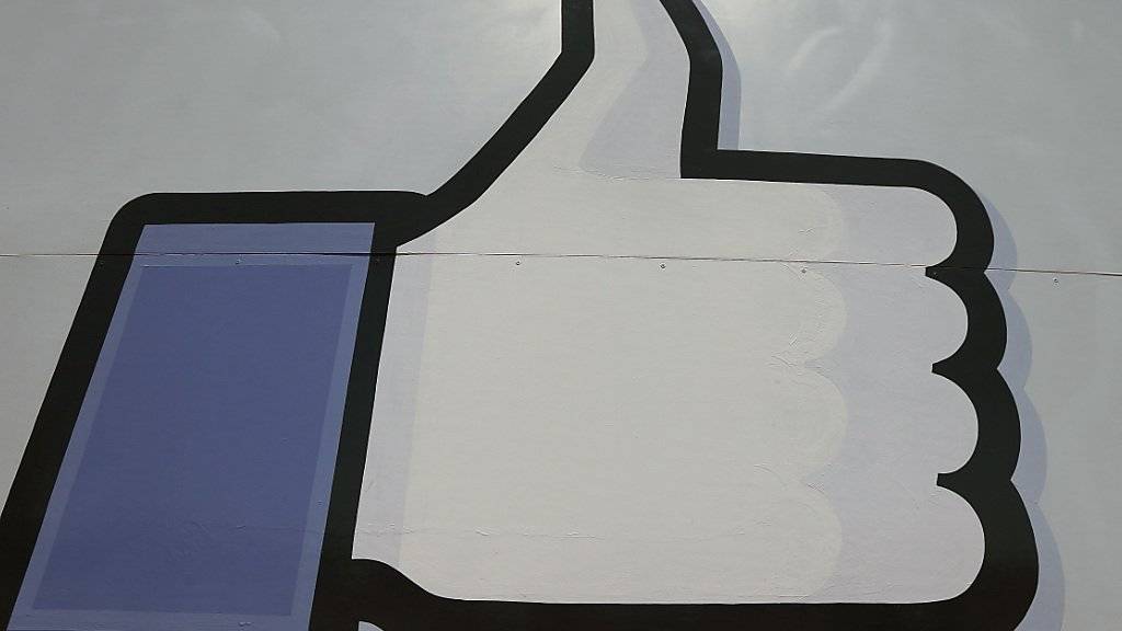 Wer verunglimpfende Einträge auf Facebook mit «Gefällt mir» kommentiert, macht sich unter Umständen strafbar. Das Zürcher Bezirksgericht hat ein erstes solches Urteil gefällt. (AP Photo/Jeff Chiu)