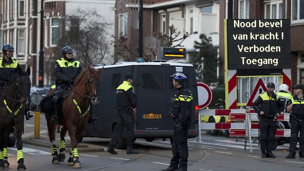 Kein Durchgang: Die Polizei sperrte den Zugang zum türkischen Konsulat in Rotterdam.