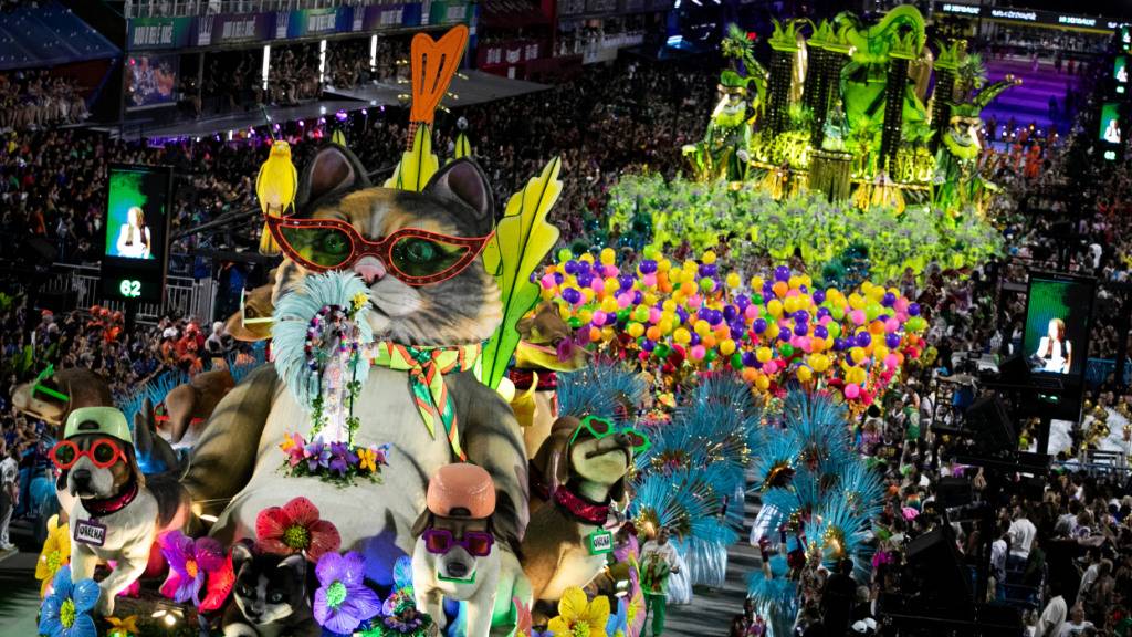 dpatopbilder - Darsteller der Sambaschule «Mocidade» paradieren auf einem Wagen während der Karnevalsfeierlichkeiten im Sambadrom. Foto: Bruna Prado/AP/dpa