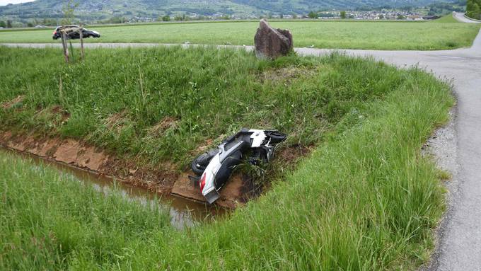 Motorrad landet nach Unfall in Kanal