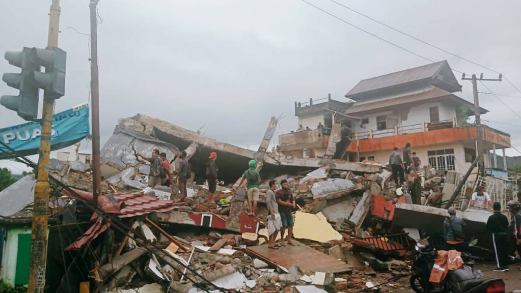 Bei einem Erdbeben der Stärke 6,2 sind auf der indonesischen Insel Sulawesi mehrere Menschen ums Leben gekommen. 
