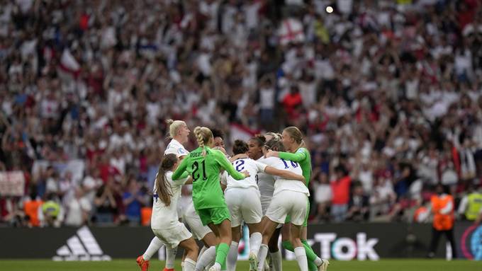 Es gibt kein Halten mehr: Engländerinnen holen ersten EM-Sieg