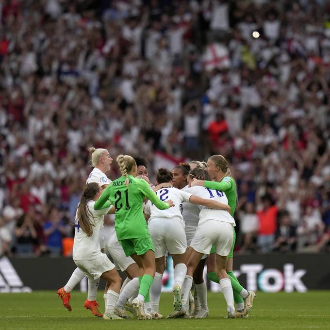 Es gibt kein Halten mehr: Engländerinnen holen ersten EM-Sieg