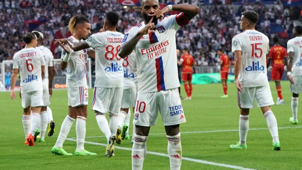 Die Nachricht von Lyons verhindertem Zwangsabstieg wird auch Captain Alexandre Lacazette freuen