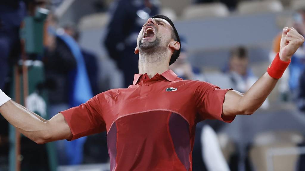 Der Weltranglistenerste Novak Djokovic schreit seine Freude über den Sieg gegen den Italiener Lorenzo Musetti in den Pariser Nachthimmel