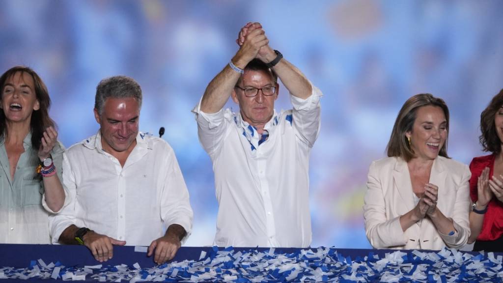 PP-Spitzenkandiat Alberto Núñez Feijóo wendet sich nach den Parlamentswahlen an seine Anhänger vor der Parteizentrale. Foto: Manu Fernandez/AP