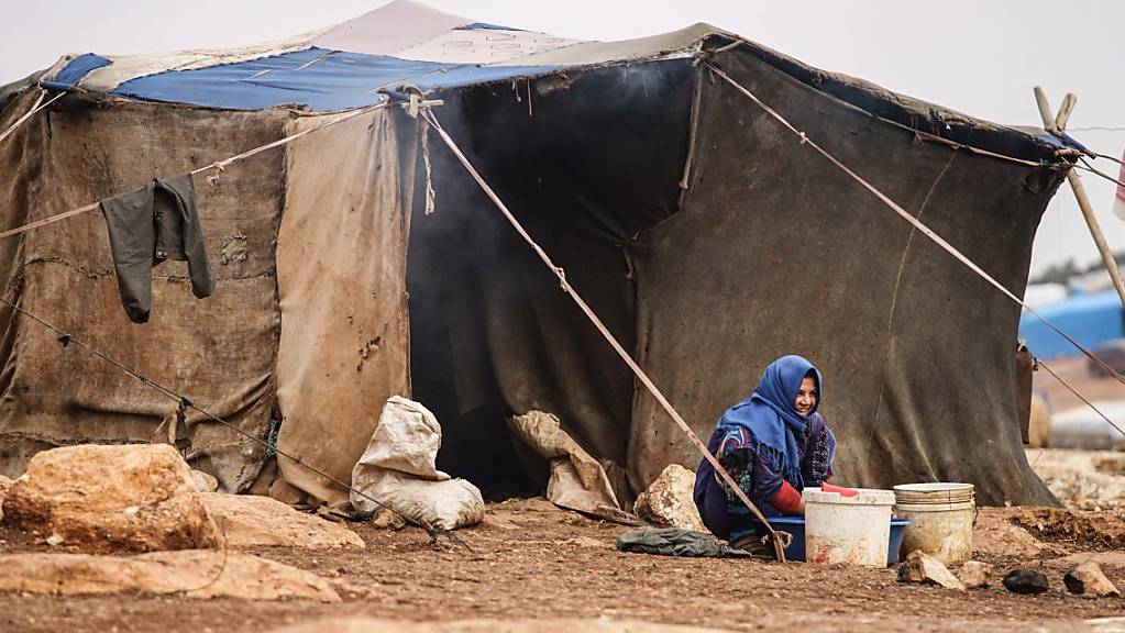 Eine in Idlib vertriebene Frau wäscht Kleider im Atamah-Camp nahe der türkischen Grenze. Nach Angaben des Uno-Nothilfebüros (Ocha) ist die Lage besonders für Frauen und Mädchen unerträglich. (Archivbild)