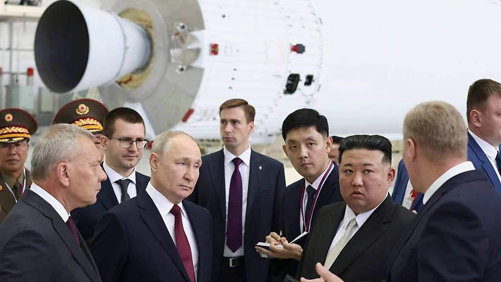 Wladimir Putin und Kim Jong-un während ihres Treffens auf dem Kosmodrom Wostotschny, eine Raketenmontagehalle. Foto: Artyom Geodakyan/Sputnik Kremlin/AP/dpa - ACHTUNG: Nur zur redaktionellen Verwendung und nur mit vollständiger Nennung des vorstehenden Credits