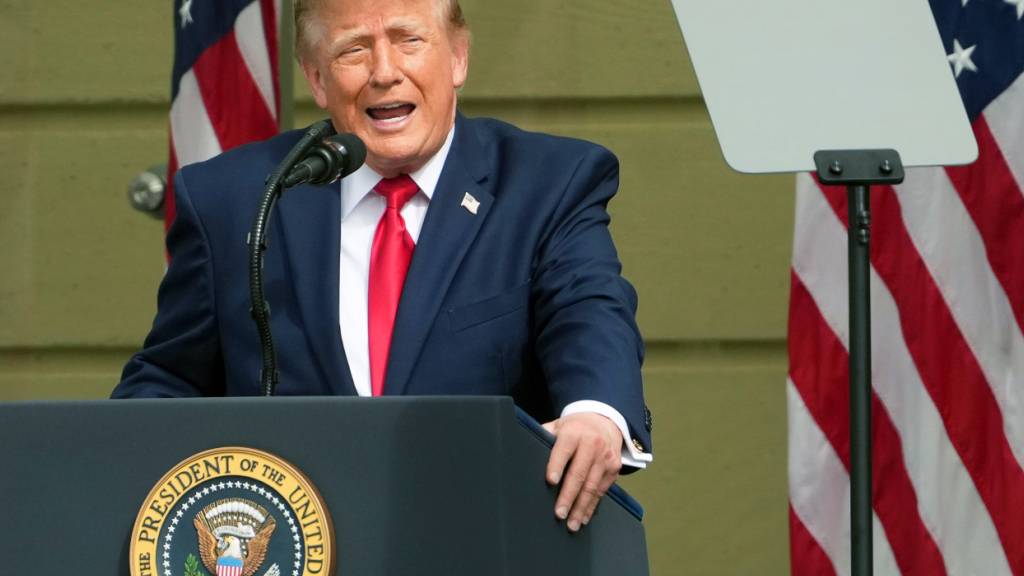US-Präsident Donald Trump spricht im Pentagon bei einer Gedenkfeier zum 25. Jahrestag der Terroranschläge vom 11. September. Foto: Mark Schiefelbein/AP/dpa