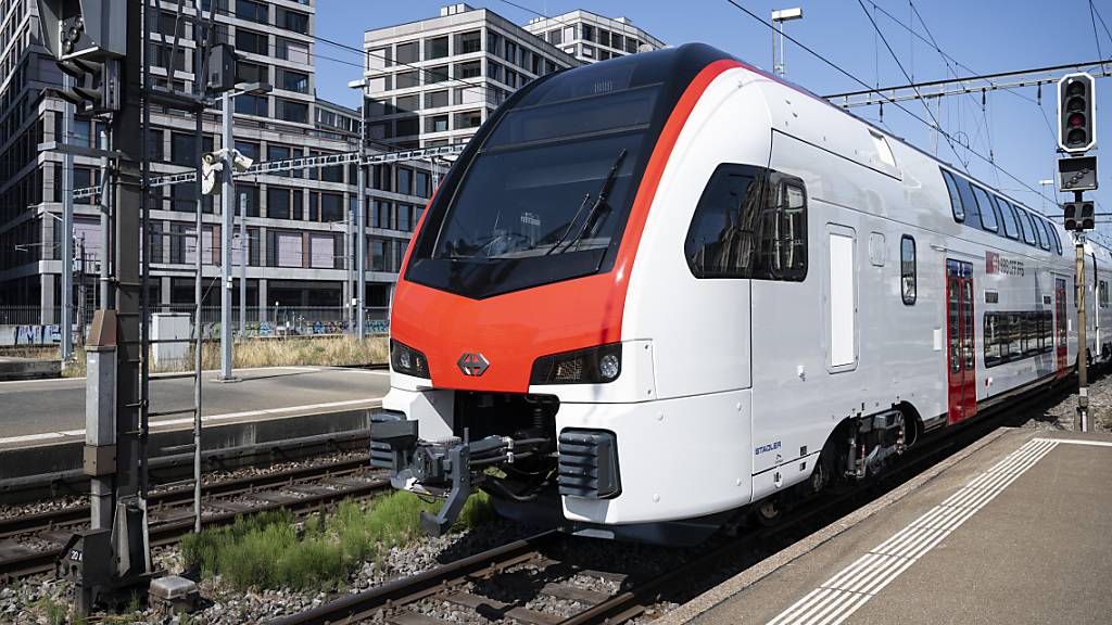 Ein Eritreer stiess im Mai 2021 eine ihm unbekannte Frau am Zürcher HB vor einen einfahrenden Zug. Auch wenn dieser langsam unterwegs war, sei dies als Gefährdung des Lebens einzustufen, befand das Obergericht. (Symbolbild).