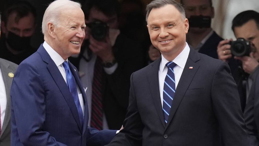 US-Präsident Joe Biden (l) hat bei einem Treffen mit dem polnischen Präsident Andrzej Duda erneut die Unterstützung der Nato nach Artikel 5 zugesichert, sollte Russland seinen Angriff auch jenseits der Ukraine fortsetzen. Foto: Czarek Sokolowski/AP/dpa
