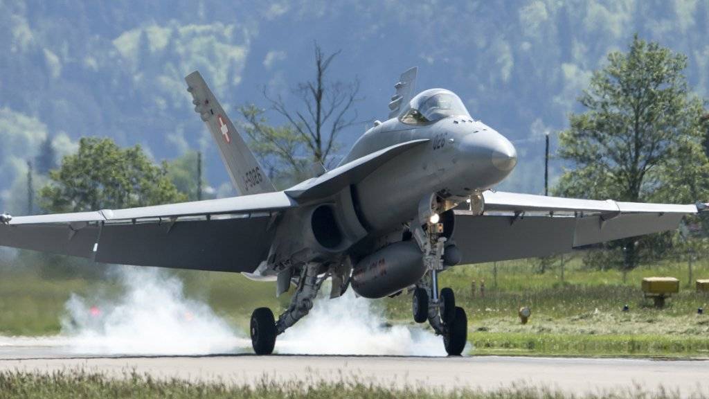 Bis zur Brevetierung als Militärpilot dauert es künftig weniger lang. Ein F/A-18-Jet bei der Landung auf dem Militärflugplatz Unterbach in Meiringen. (Archivbild)