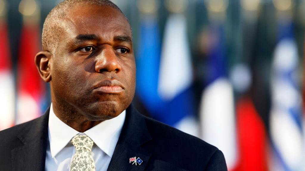 ARCHIV - Der britische Außenminister David Lammy spricht mit Medienvertretern während eines Treffens der Nato-Außenminister im Nato-Hauptquartier. Foto: Geert Vanden Wijngaert/AP/dpa