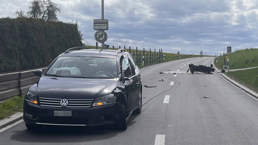 Der Motorradfahrer kollidierte während eines Überholmanövers mit einem entgegenkommenden Auto.