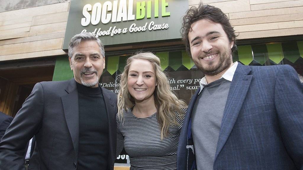 George Clooney (l.) mit «Social Bite»-Gründer Josh Littlejohn (r) und einer Bewundererin.