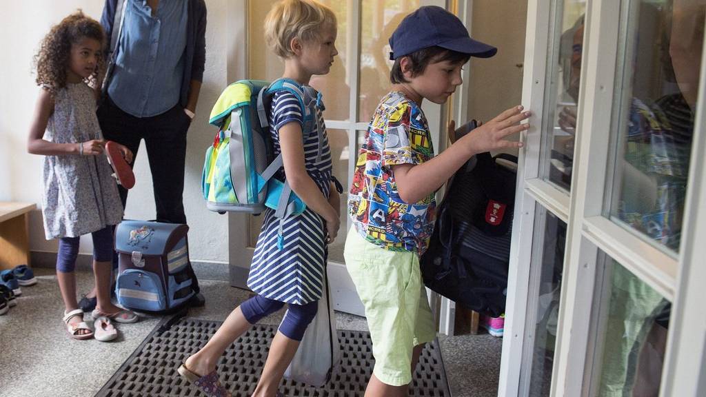 Wo ist die Garderobe und wo das Handzgi-Zimmer? Die Schulhaus-Führung am ersten Tag ist Pflicht. (Bild: Archiv/Keystone/Lukas Lehmann)