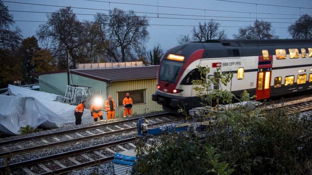 Zwischen Lausanne und Genf fahren die Züge wieder. Die Bauarbeiten nach einem Gleisschaden in Tolochenaz VD gehen weiter.