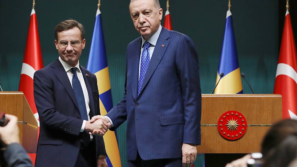 ARCHIV - Recep Tayyip Erdogan (r), Präsident der Türkei, und Ulf Kristersson, Ministerpräsident von Schweden, reichen sich nach einer gemeinsamen Pressekonferenz die Hände. Foto: Burhan Ozbilici/AP/dpa