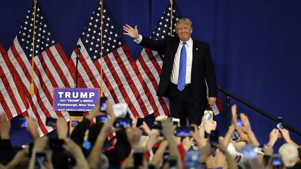 Der ehemalige Reality-Show Boss, Baulöwe, Milliardär, und US-Präsidentschaftskandidat Donald Trump grüsst seine Fans bei einer Wahlkampf-Veranstaltung im Staate New York.