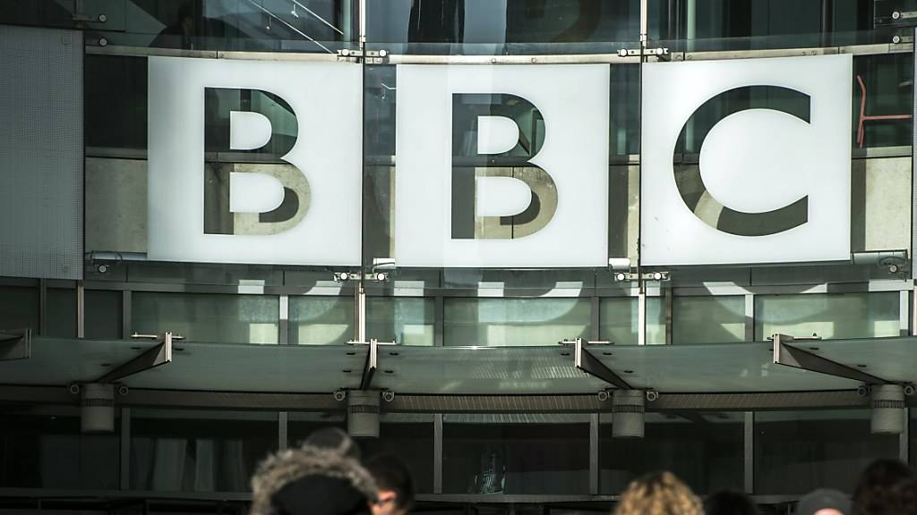 Auch der britische Medienkonzern BBC baut hunderte Stellen ab. (Archivbild)