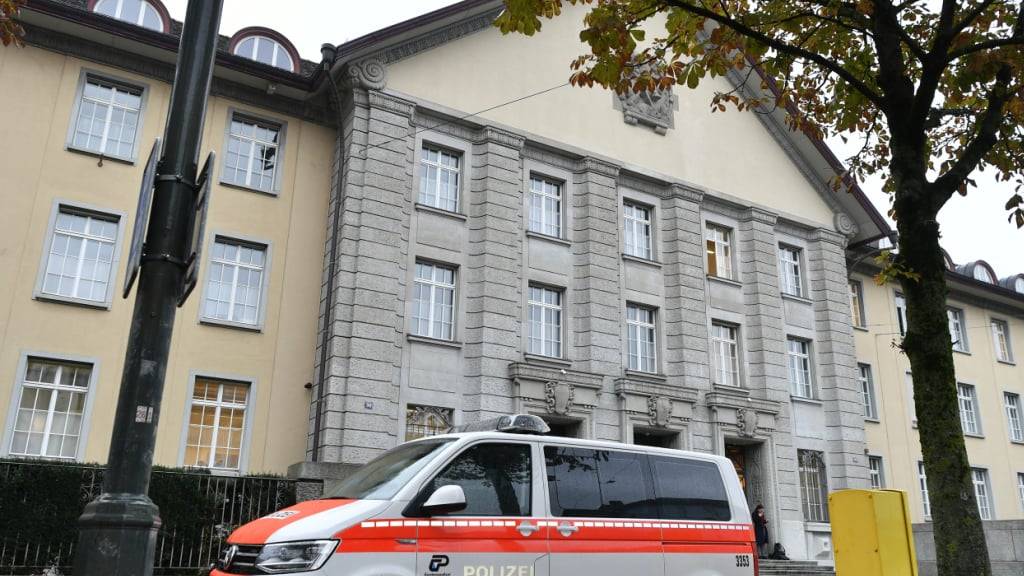 «Travis the Creator» muss sich wegen Vergewaltigung von fünf Frauen vor dem Zürcher Bezirksgericht verantworten. Er verweigert jegliche Aussage. (Archivbild)