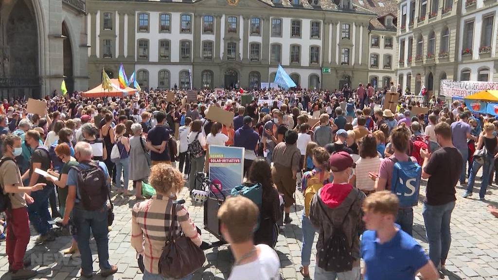 «Rise up for change»: 1'500 Personen demonstrieren auf dem Münsterplatz fürs Klima