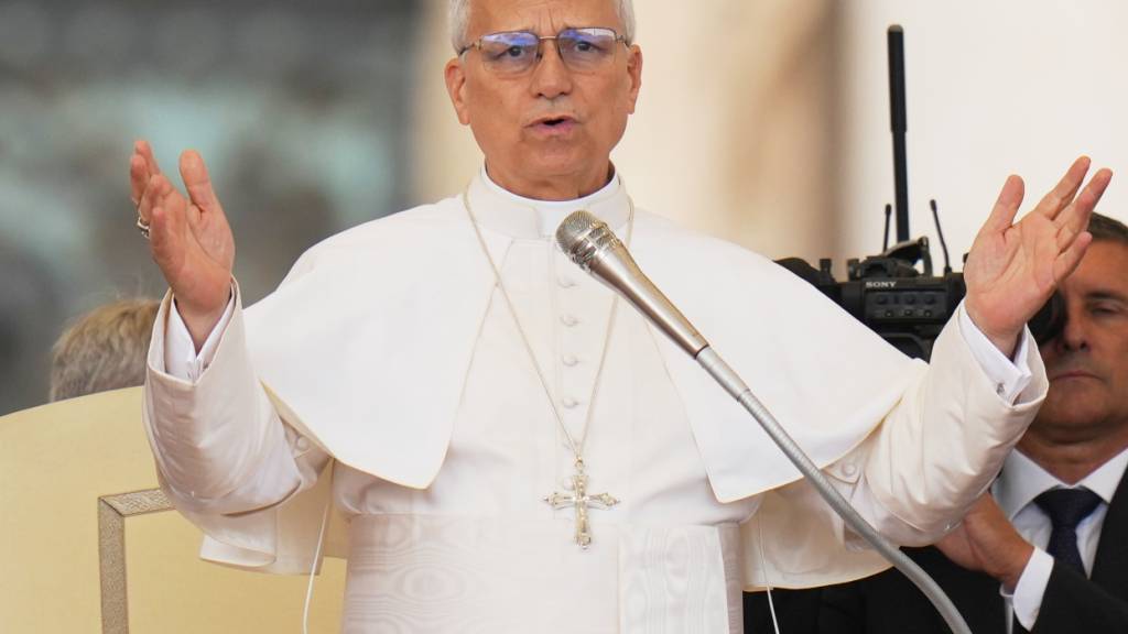ARCHIV - Papst Leo XIV. begrüßt die Gläubigen während der wöchentlichen Generalaudienz auf dem Petersplatz. Foto: Alessandra Tarantino/AP/dpa