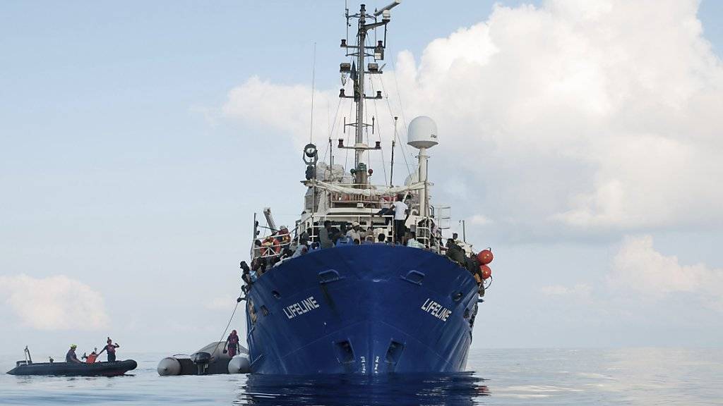 Das Hilfs-Schiff «Lifeline» mit 230 Flüchtlingen an Bord wartet in internationalen Gewässern. Auf der Suche nach einem Hafen laufen Gespräche mit mehreren Staaten, die die Menschen aufnehmen könnten.  (Bild vom 21. Juni)
