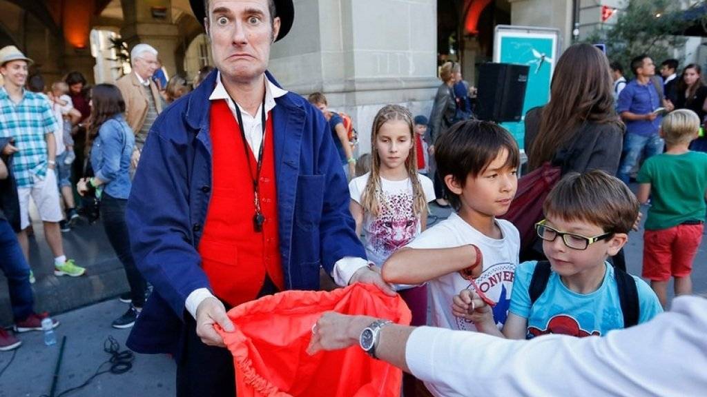 Der Sack will einfach nicht voll werden - trotz der rekordverdächtigen 77'000 Besucher am Strassenmusik-Festival Buskers Bern. (zVg)