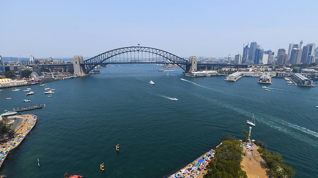 ARCHIV - Eine Boeing 787-9 Dreamliner soll am 10. Oktober in Sydney starten und dann relativ niedrig über die bekanntesten Sehenswürdigkeiten des Landes fliegen, um ohne Zwischenlandung sieben Stunden später wieder in Sydney zu landen. Der Flug ist bereits ausverkauft. Foto: City of Sydney/ Lukas Coch/AAP/dpa