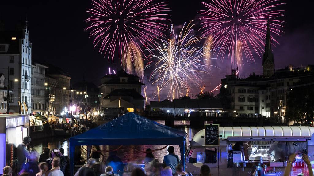 Die Feuerwerke am Züri Fäscht erwiesen sich einmal mehr als Publikumsmagnete. Wegen des grossen Andrangs mussten vorübergehend gewisse Bereiche gesperrt werden.