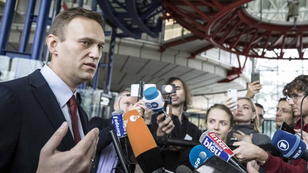 Alexej Nawalny am Donnerstag in Strassburg nach der Urteilsverkündigung vor den Medien.
