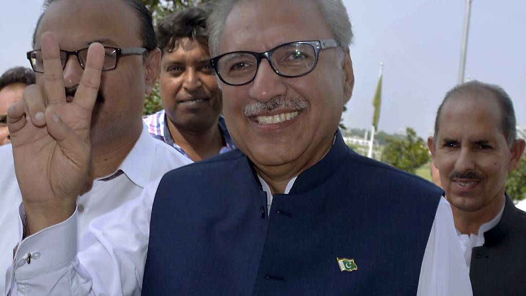ARCHIV - Arif Alvi, damals Präsidentschaftskandidat der regierenden Partei Pakistan Tehreek-e-Insaf, zeigt ein Victory-Zeichen als er im Parlament eintrifft. Alvi stimmte der Auflösung des Parlaments nach Medienberichten von Donnerstag (09.08.2023)(Ortszeit) zu. Foto: Anjum Naveed/AP/dpa