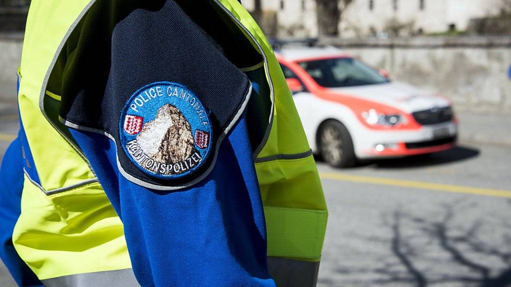 Ein 32-jähriger Walliser ist diese Woche an den Folgen eines Unfalls mit einem Elektro-Trottinett verstorben, wie die Kantonspolizei Wallis am Samstag mitteilte. (Themenbild)