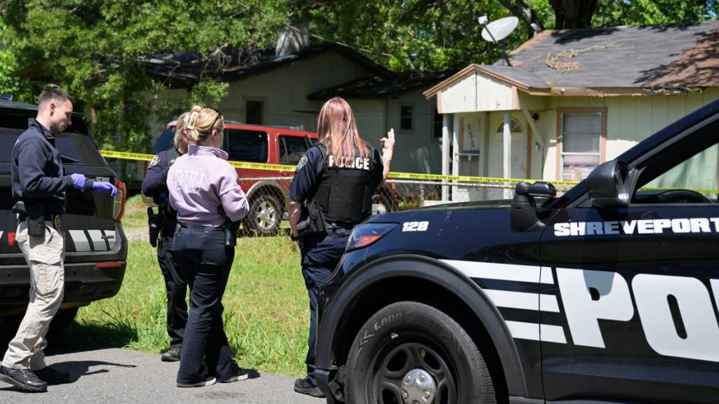 dpatopbilder - Polizisten versammeln sich für Ermittlungsarbeiten vor einem Haus in der Harrison Street in der Nähe der Bernstein Avenue. Am Sonntagmorgen kam es im US-Bundesstaat Louisiana zu einem dramatischen Fall von häuslicher Gewalt - dabei sterben nach Polizeiangaben acht Kinder. Foto: Jill Pickett/The Times-Picayune/The New Orleans Advocate/AP/dpa - ACHTUNG: Nur zur redaktionellen Verwendung und nur mit vollständiger Nennung des vorstehenden Credits