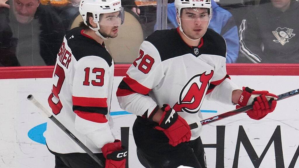 Nico Hischier (links) und Timo Meier von den New Jersey Devils blicken den Playoffs entgegen