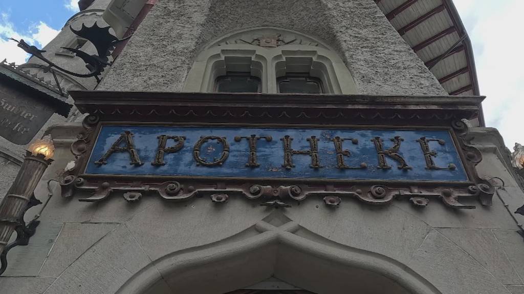 Legal Cannabis kaufen – und dies in der Apotheke: Was speziell klingt, ist für über tausend Testpersonen in Bern, Biel und Luzern Realität. Für den Eigengebrauch können sie Produkte wie Blüten, Harz oder auch E-Liquids beziehen. In der Stadt Luzern läuft die Studie seit gut zwei Jahren und rund 260 Testpersonen nehmen daran teil. Erste Studienergebnisse zeigen jetzt, was der kontrollierte Cannabisverkauf bewirkt.