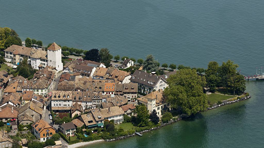 Nach einem Badeunfall am vergangenen Dienstag in St-Prex (im Bild) ist ein 69-jähriger Ukrainer am Samstag in einem Lausanner Spital verstorben. (Archivbild)