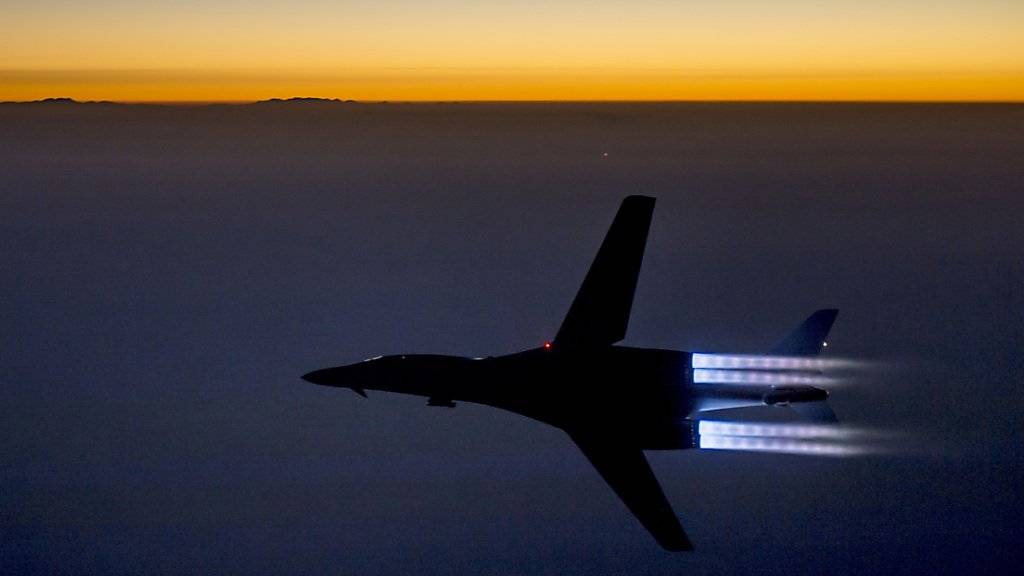 Ein Kampfjet der US-Luftwaffe startet zum Angriff auf IS-Ziele in Syrien. (Symbolbild)