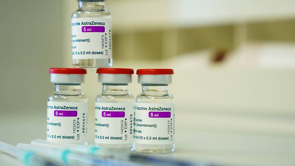 Auf einem Tisch in einer Hausarztpraxis liegen beziehungsweise stehen Spritzen und Ampullen mit dem Covid-19-Impfstoff des schwedisch-britischen Pharmakonzerns Astrazeneca.