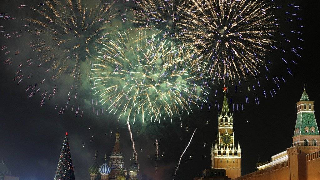 100'000 Menschen haben die Ankunft des neuen Jahrs auf dem Roten Platz in Moskau jeweils gefeiert. Dieses Jahr ist der Platz gesperrt. (Archiv)