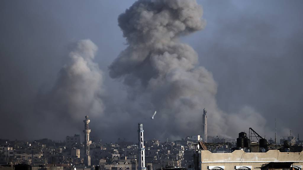 Rauch steigt auf, nach israelischen Bombardierungen in Chan Junis im südlichen Gazastreifen. Foto: Mohammed Dahman/AP/dpa