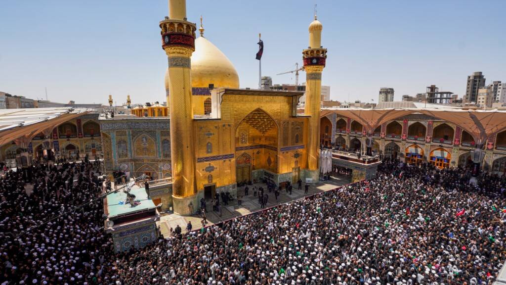 ARCHIV - Gebet für den verstorbenen iranischen Obersten Führer Ajatollah Ali Chamenei im Juli im Imam-Ali-Schrein in Nadschaf, Irak. Foto: Anmar Khalil/AP/dpa/Archivbild
